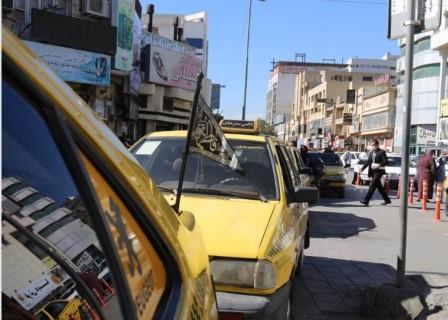 تاکسی های درون شهری مزین به پرچم سوگواری ایام فاطمیه