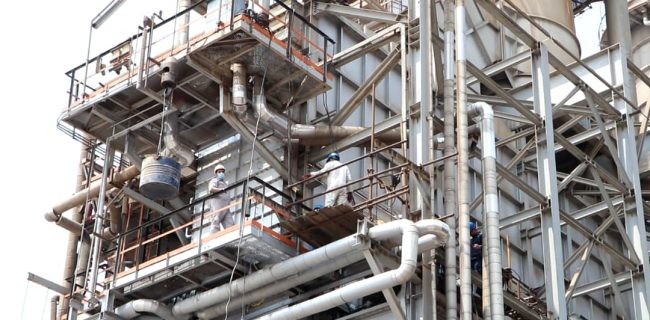 تعمیرات کوره در حال فعالیت به دست متخصصان شرکت پالایش نفت بندرعباس