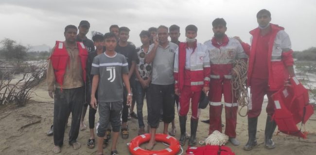 نجات ۱۱ دانش آموز گرفتار در سیلاب شهرستان میناب