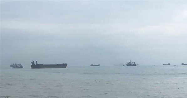 عملیات موفق انتقال بارج نصر از ساحل به لنگرگاه بندرعباس