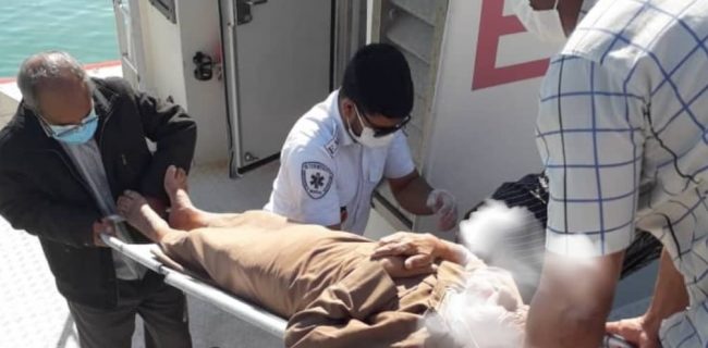 انتقال بیمار از جزیره لارک‌ به بیمارستان قشم با آمبولانس دریایی
