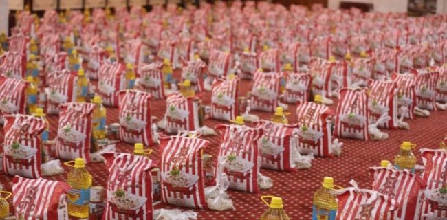 توزیع ۵۰۰ بسته مواد غذایی بین نیازمندان کمیته امداد منطقه یک بندرعباس