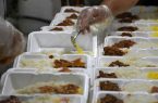 طبخ و توزیع روزانه ۶۰۰۰ پرس غذای گرم بین نیازمندان بندرعباسی