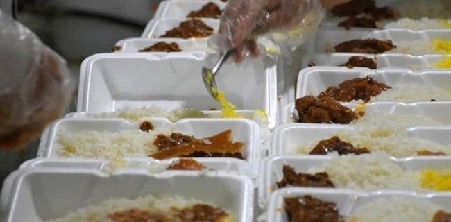 طبخ و توزیع روزانه ۶۰۰۰ پرس غذای گرم بین نیازمندان بندرعباسی