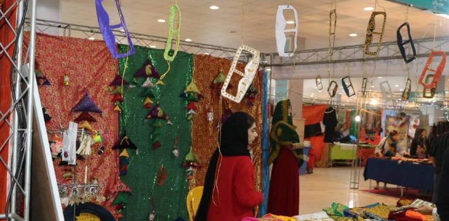 برگزاری نمایشگاه صنایع دستی در شهر ملی گلابتون دوزی