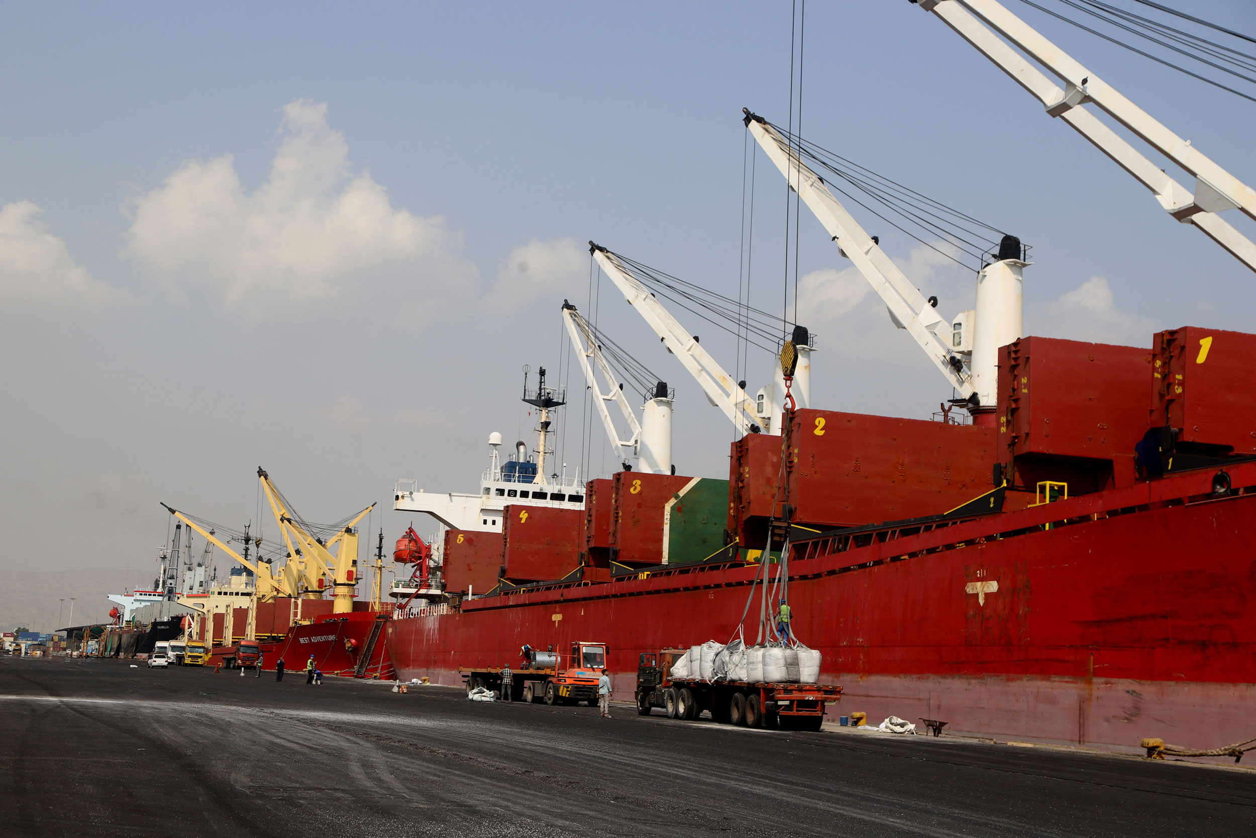 ثبت رکورد بارگیری ۸۱ هزار تن سنگ آهن صادراتی در بندر شهید رجایی/ ۵ فروند کشتی کالای اساسی در انتظار پهلودهی در این بندر
