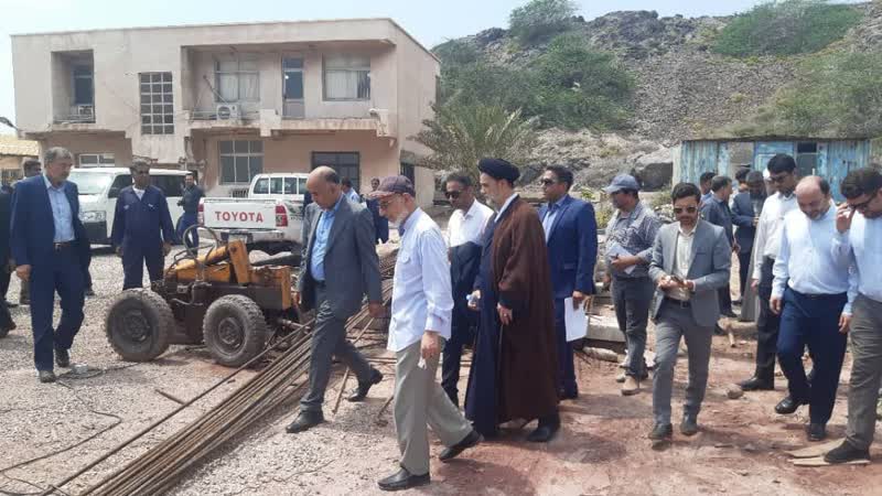 بازدید رئیس کمیسیون اصل نود مجلس شورای اسلامی و استاندار از پروژه های آبرسانی در شهرستان ابوموسی