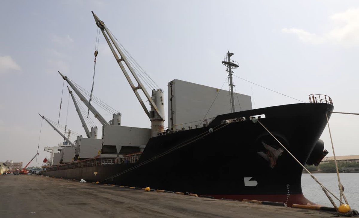 بارگیری کشتی ۳۳ هزار تنی حامل خاک آهن و روی  در بندر شهید باهنر/مقصد این محموله صادراتی بندر فانگ شنگ در کشور چین است