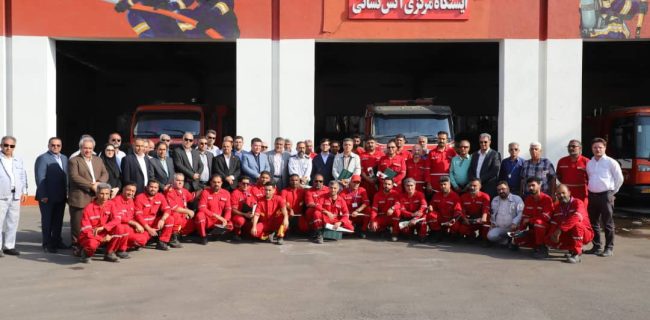 حضور معاون وزیر نفت در جمع آتش‌نشانان و کارکنان پالایشگاه نفت بندرعباس / قدردانی از ایثارگری در حادثه اسکله شهید رجایی