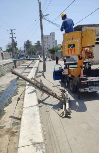 اصلاح و بهینه سازی شبکه  برق و تعویض تیرهای فرسوده محله گلزار شهدای بندرعباس