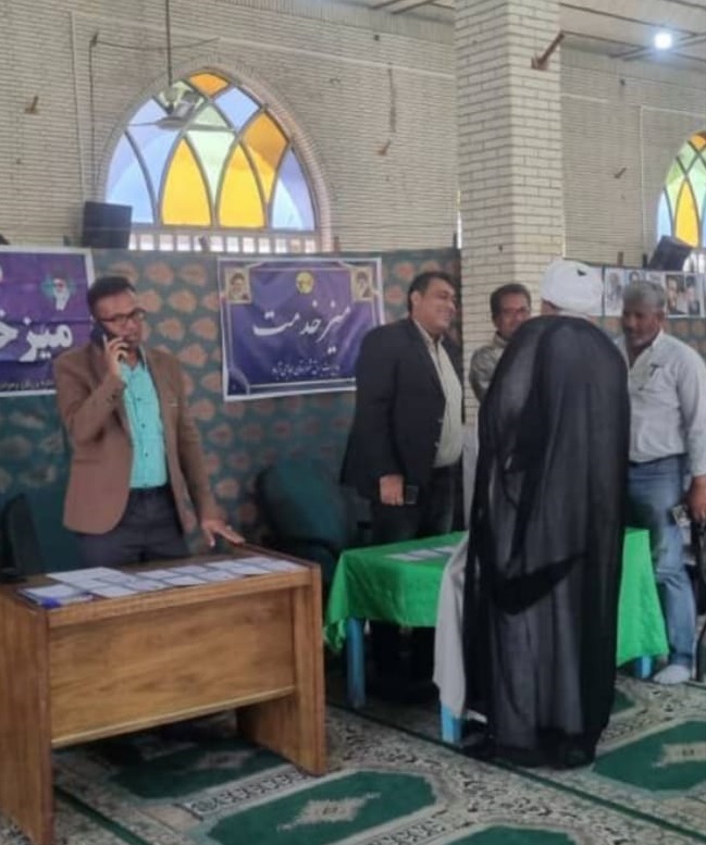 میز خدمت مدیریت برق شهرستان حاجی آباد در مسجد جامع
