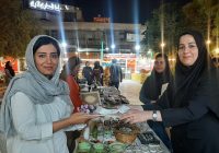 تجلیل از هنرمندان شرکت‌کننده در بازارچه صنایع‌ دستی معبد هندوها بندرعباس