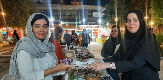 تجلیل از هنرمندان شرکت‌کننده در بازارچه صنایع‌ دستی معبد هندوها بندرعباس