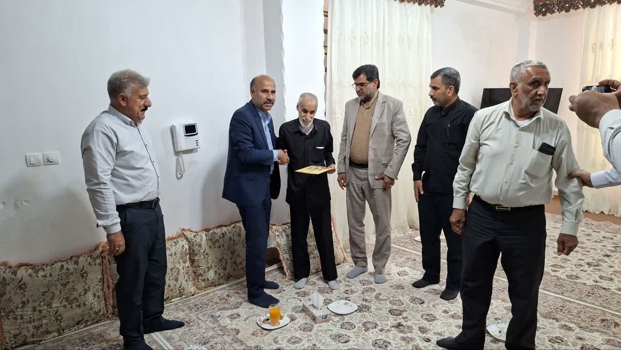 دیدار مسئولین با جانباز سرافراز شیمیایی ۷۰ درصد شهرستان رودان