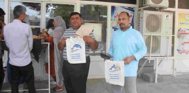 حضور پرسنل محیط زیست هرمزگان در فروشگاه های زنجیره ای و نانوائی های بندرعباس به مناسبت روز جهانی بدون پلاستیک