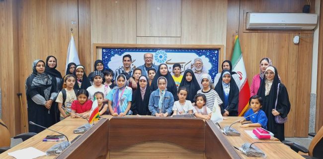 دورهمی کودکان عضو محفل ادبی نهال به همراه والدینشان