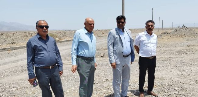 بازدید فرماندار رودان از زمین آبنما جهت اجرای پروژه نیروگاه ۱۰مگا واتی خورشیدی