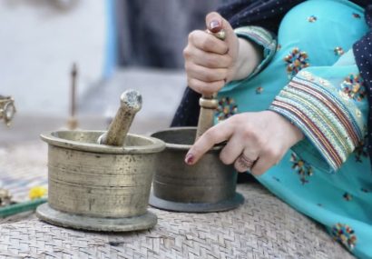 پیوند سنت و آسمان؛ آیین ماه‌گرفتگی در جنوب ایران/وقتی ماه در سایه می‌رود؛ گیاهان دارویی در خانه‌های بندرعباس کوبیده می‌شوند+فیلم