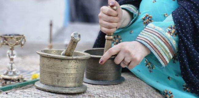 پیوند سنت و آسمان؛ آیین ماه‌گرفتگی در جنوب ایران/وقتی ماه در سایه می‌رود؛ گیاهان دارویی در خانه‌های بندرعباس کوبیده می‌شوند+فیلم
