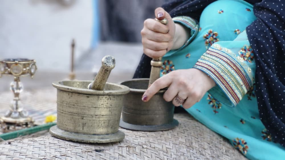 پیوند سنت و آسمان؛ آیین ماه‌گرفتگی در جنوب ایران/وقتی ماه در سایه می‌رود؛ گیاهان دارویی در خانه‌های بندرعباس کوبیده می‌شوند+فیلم