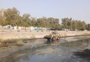 پاکسازی خور گور سوزان توسط خدمات شهری مناطق شهرداری بندرعباس