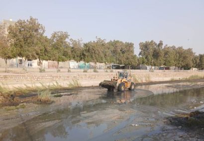 پاکسازی خور گور سوزان توسط خدمات شهری مناطق شهرداری بندرعباس