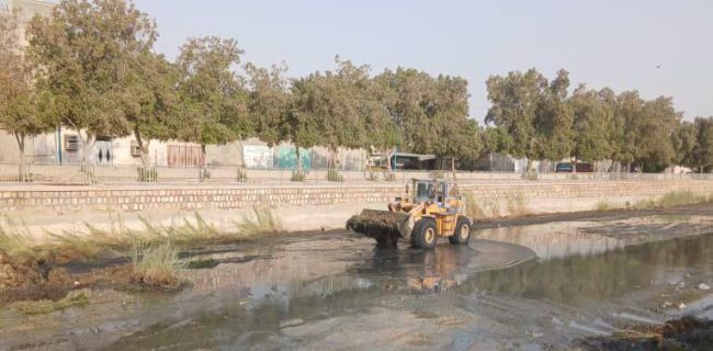 پاکسازی خور گور سوزان توسط خدمات شهری مناطق شهرداری بندرعباس