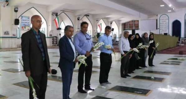 گرامیداشت هفته دفاع مقدس با حضور مدیرکل و کارکنان کتابخانه های عمومی هرمزگان در گلزار شهدای بندرعباس