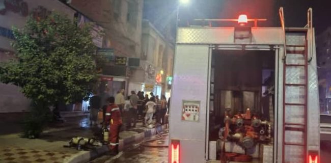 حریق پلاستیک فروشی در پی اتصالی برق