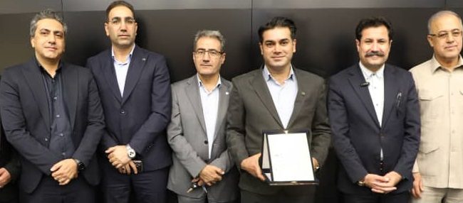 تقدیر از شرکت آلومینیوم المهدی به‌عنوان واحد نمونه صنعتی هرمزگان در حضور معاون رئیس‌جمهور