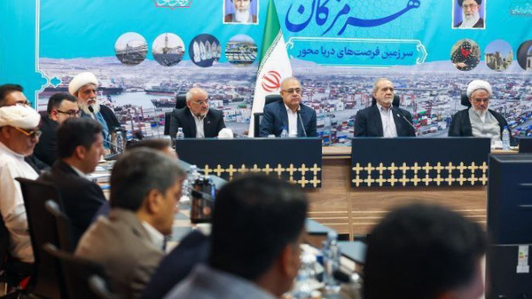 امضای ۹ تفاهم نامه در دیدار رئیس جمهور با فعالان اقتصادی هرمزگان