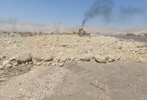 تسطیح شانه راه و پخش مصالح آسفالتی در محدوده روستای آبماه محور بندرعباس – حاجی‌آباد