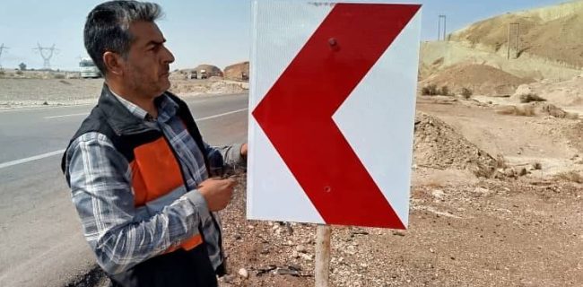 تعویض ۳۰ تابلو فرسوده در محور بندرعباس – حاجی‌آباد برای افزایش ایمنی تردد