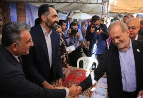 بازدید رئیس‌جمهور از غرفه شهر خلاق بندرعباس در جریان سفر به هرمزگان