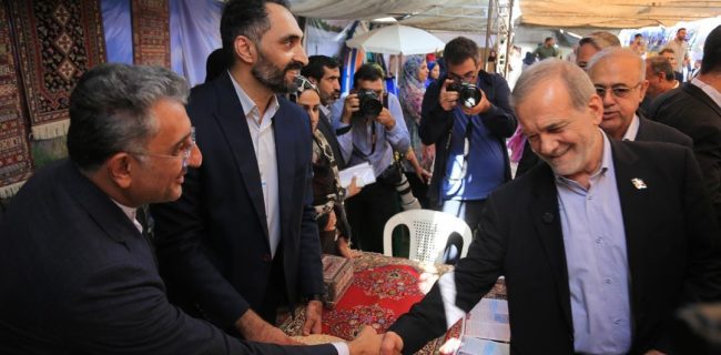 بازدید رئیس‌جمهور از غرفه شهر خلاق بندرعباس در جریان سفر به هرمزگان