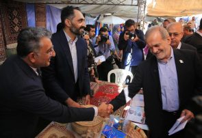 بازدید رئیس‌جمهور از غرفه شهر خلاق بندرعباس در جریان سفر به هرمزگان