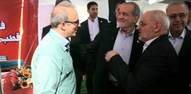 بازدید رئیس‌جمهور از غرفه فولاد هرمزگان در نهمین سفر استانی
