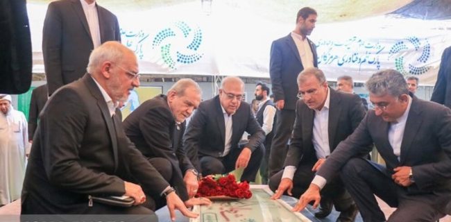 حضور رئیس‌جمهور، استاندار، شهردار بندرعباس و نماینده مجلس در آیین غبارروبی مزار شهید گمنام