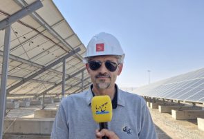 فتاح عباسی: بدون حتی یک قطعی! نیروگاه خورشیدی ما رکورددار پایداری برق شد/ هیچ وابستگی خارجی نداریم؛ پنل، ترانس و اینورتر همه ایرانی+فیلم