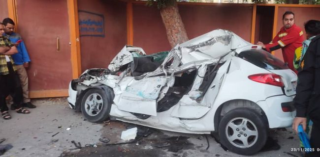 تصادف شدید در بلوار امام خمینی/ واژگونی مینی‌بوس و فوت راننده خودروی سواری