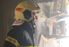 مهار حریق منزل مسکونی و نجات دو نفر از ساکنین در بلوار پدران آسمانی بندرعباس