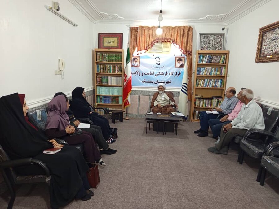 دیدار رئیس و کارکنان بهزیستی با امام جمعه شهـرستان بستک دیدار رئیس و کارکنان بهزیستی با امام جمعه شهـرستان بستک