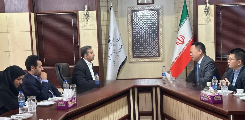 نشست رسمی سرکنسول جمهوری خلق چین در بندرعباس با نماینده وزیر و مدیرکل امور اقتصادی و دارایی هرمزگان