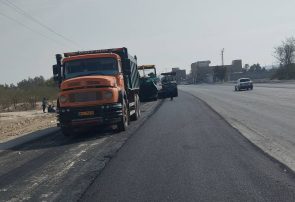 ادامه عملیات روکش آسفالت و لکه‌گیری در محورهای روستایی شهرستان پارسیان