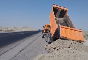 اجرای عملیات شانهسازی و رفع اختلاف سطح دو طرف پل جومحله در شهرستان میناب