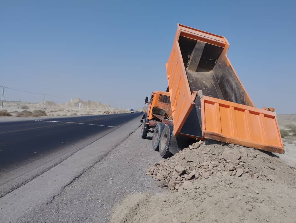 اجرای عملیات شانهسازی و رفع اختلاف سطح دو طرف پل جومحله در شهرستان میناب اجرای عملیات شانهسازی و رفع اختلاف سطح دو طرف پل جومحله در شهرستان میناب