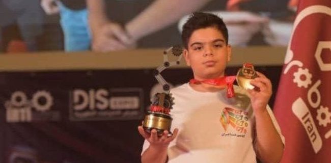 دانش آموز هرمزگانی قهرمان مسابقات رباتیک کشور شد دانش آموز هرمزگانی قهرمان مسابقات رباتیک کشور شد