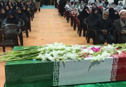 در آستانه سالروز شهادت حضرت فاطمه زهرا (س) برگزار شد/ تشییع با شکوه شهید گمنام بر روی دستان خانواده های کارکنان شرکت پالایش نفت بندرعباس