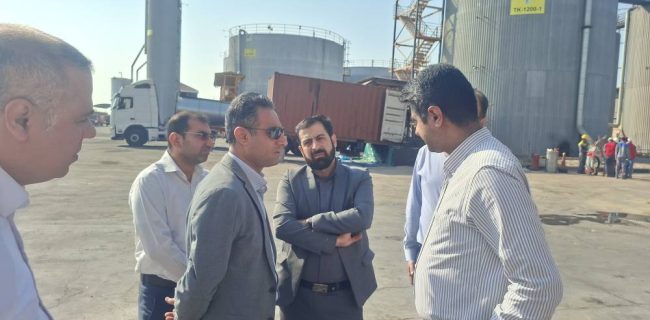 معاون زیرساختی پدافند کشور در سفر به منطقه از شرکت‌های آب آسیا و پتروکالا سامان بازدید کرد