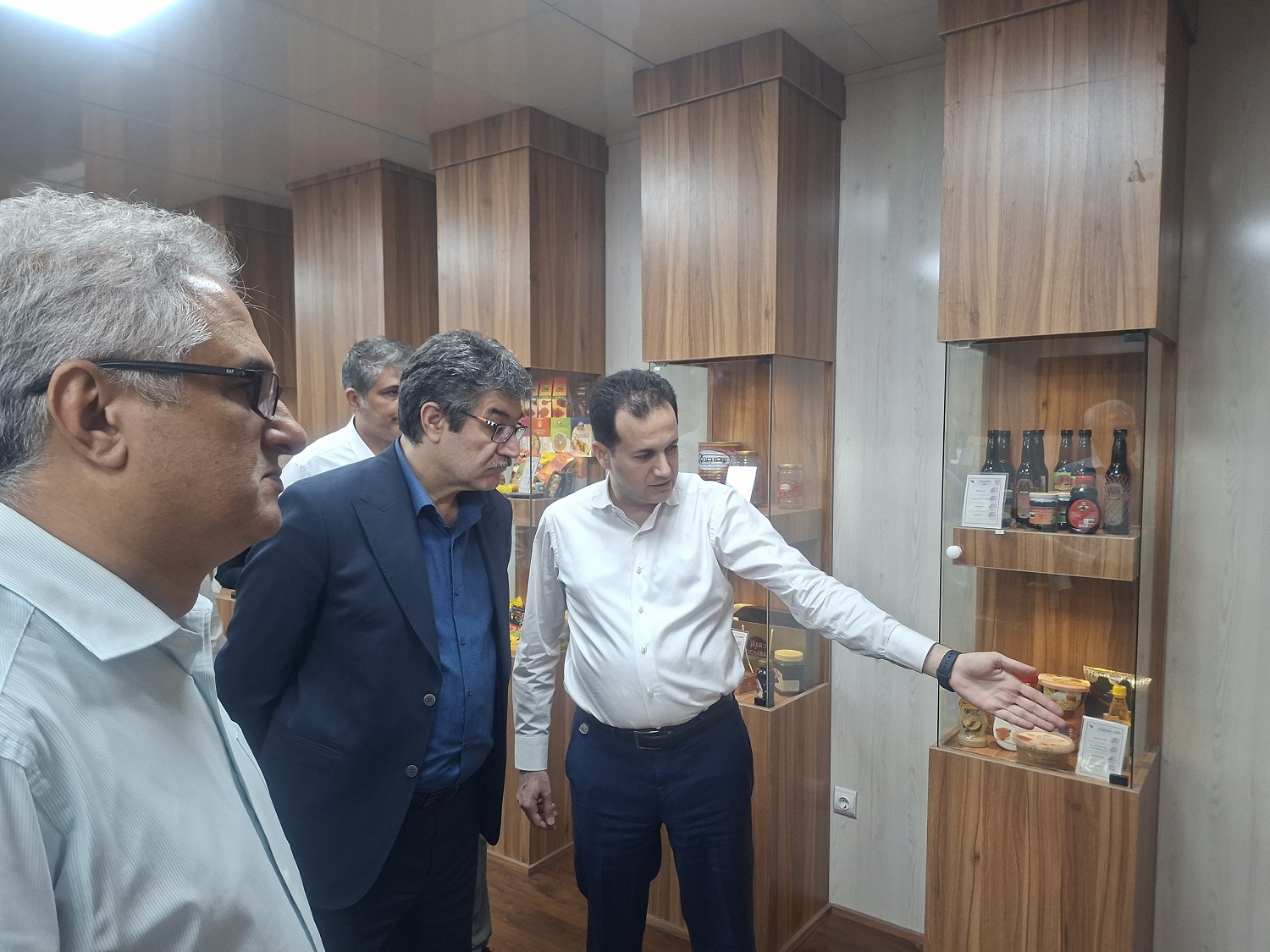 ارزیابی طرحهای تولیدی و تأکید بر حمایت مالی از واحدهای صنعتی شهرکهای شماره ۱ و ۲ بندرعباس ارزیابی طرحهای تولیدی و تأکید بر حمایت مالی از واحدهای صنعتی شهرکهای شماره ۱ و ۲ بندرعباس